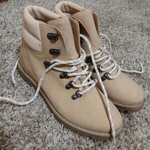 Women's‎ size 9 cream/beige hiking boots, NWOT